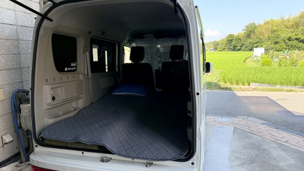 カーペットをグレーのクールマットに敷き替えた車中泊の車内