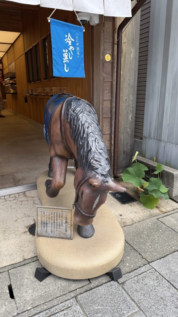 へんば餅のお馬さん像。