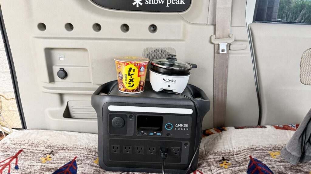 Anker Solix C1000で車中泊中に物を置いている写真